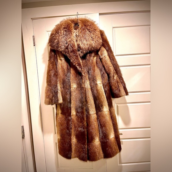 Vintage Fox fur full length coat. EUC, made in Montreal. Fits like a medium - Picture 2 of 8